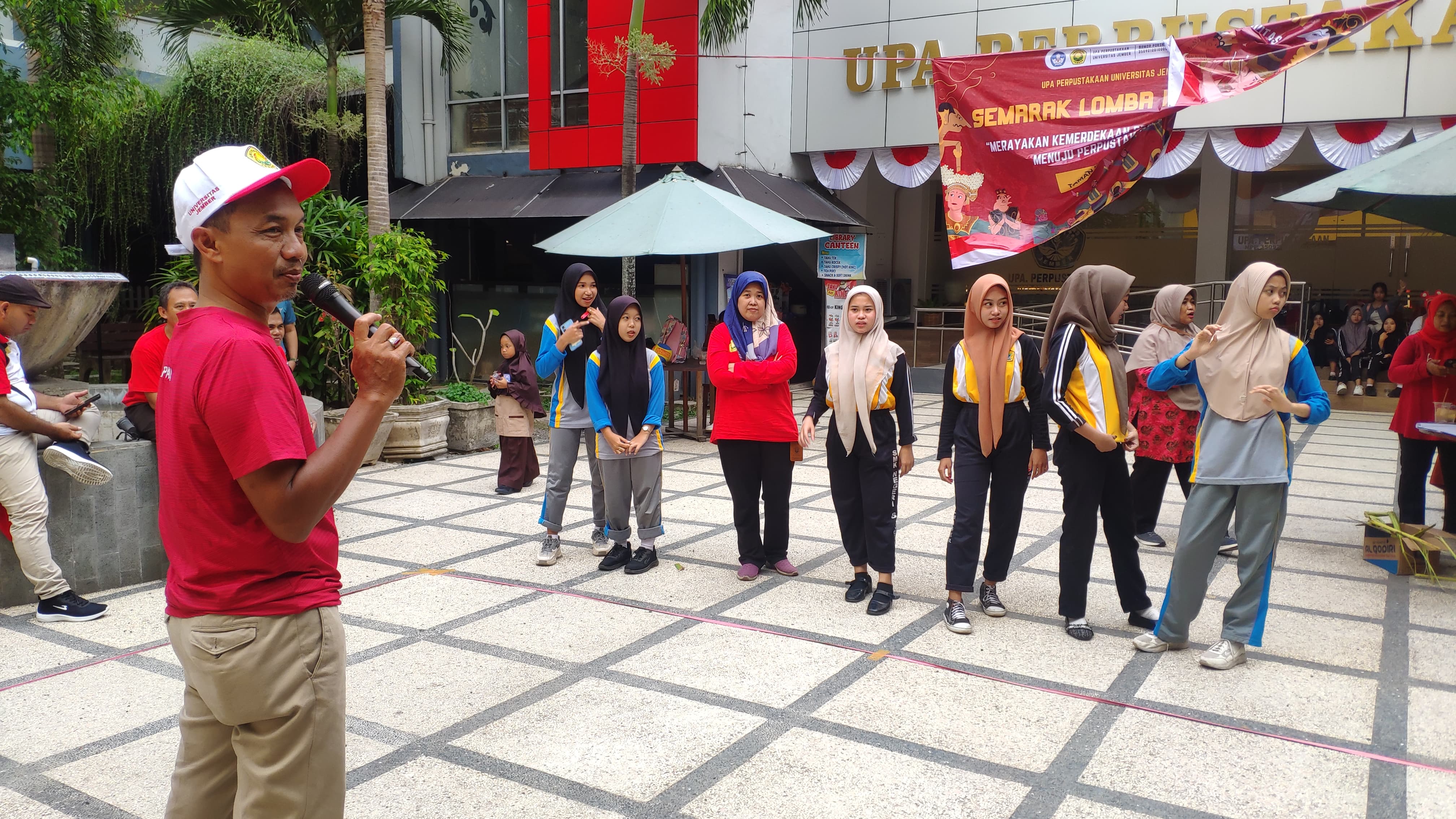 Peserta lomba baris berbaris diikuti oleh prakerin SMK