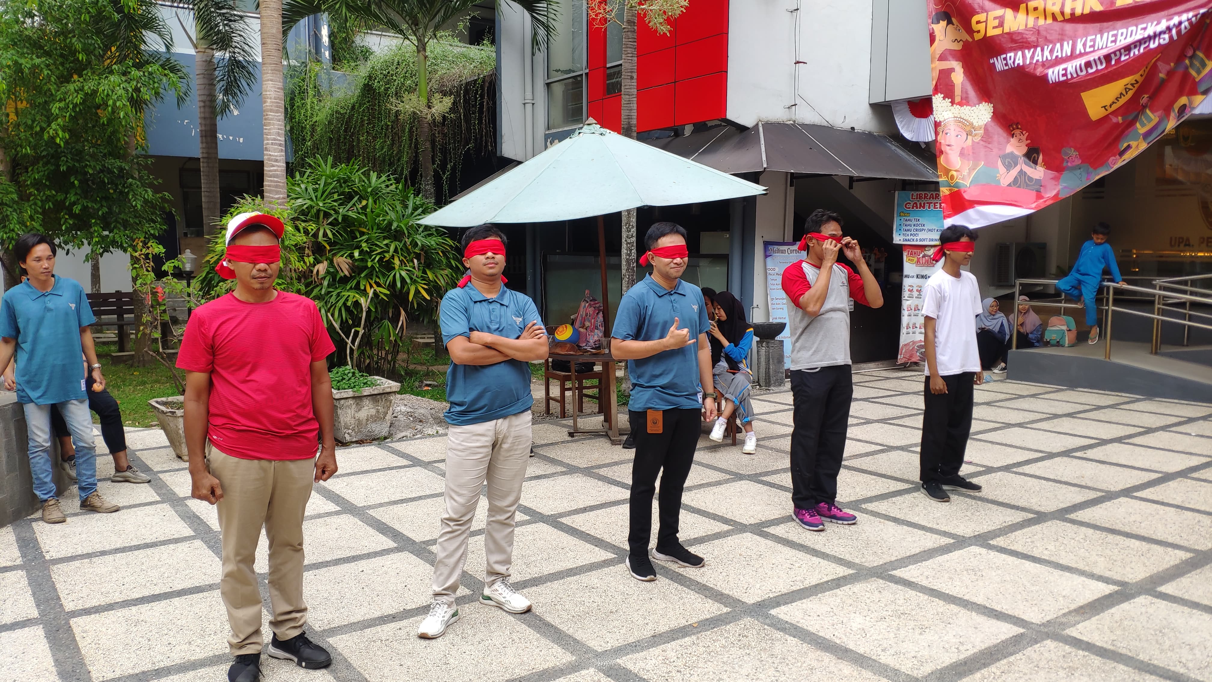 Peserta lomba baris berbaris dari tendik